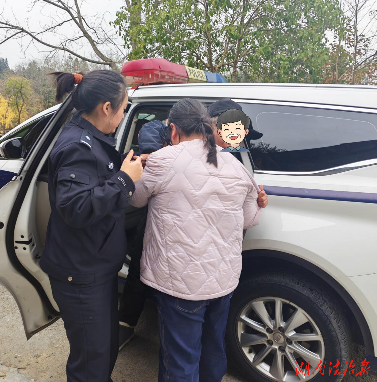 龍山公安：腿腳不便辦證難？民警驅(qū)車接送暖民心