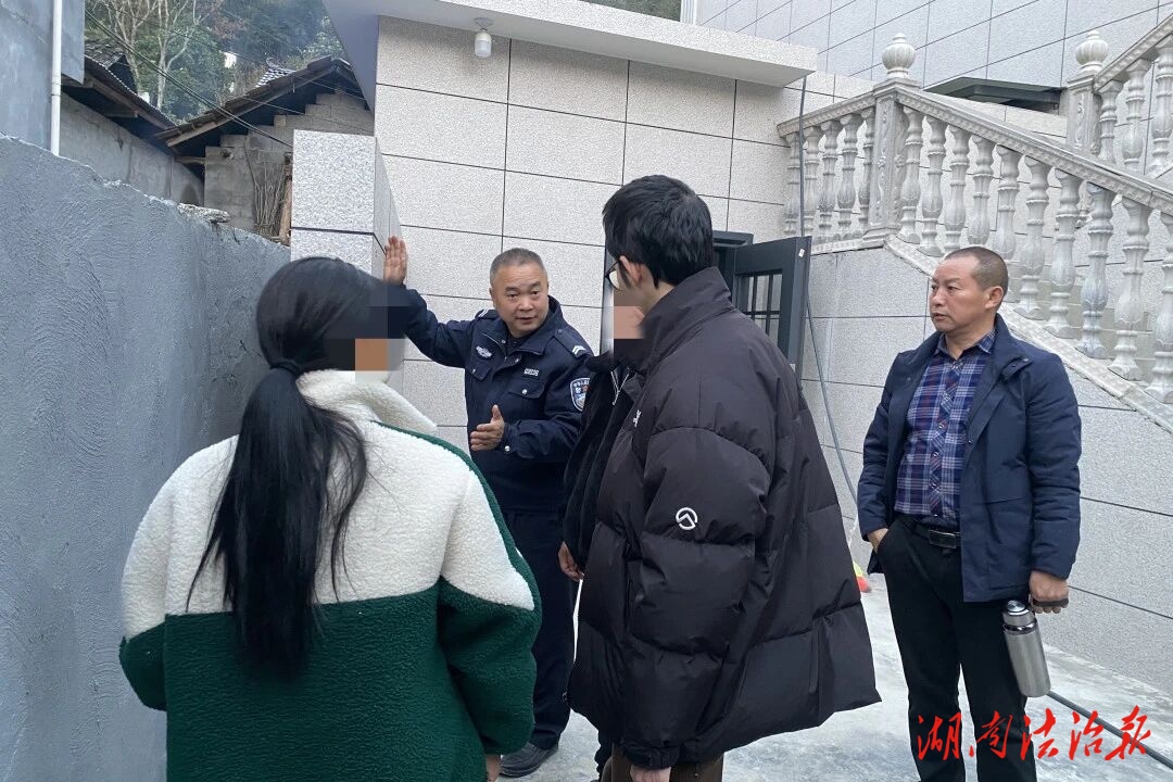 拆墻連心結(jié) 親情歸本位 —— 陳家河派出所聯(lián)動化解多年宅基地糾紛