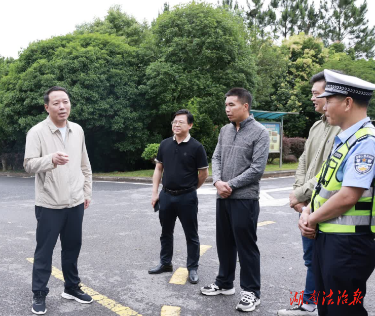 段貴建調(diào)研207國(guó)道江華段建設(shè)養(yǎng)護(hù)和交通安全工作