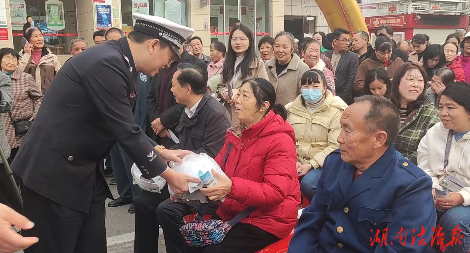 东安交警“花式”宣传齐上阵 共筑平安交通新防线