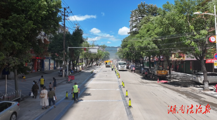 江華：道路“白改黑”攻堅(jiān) 縣城沱江提質(zhì)升級(jí)