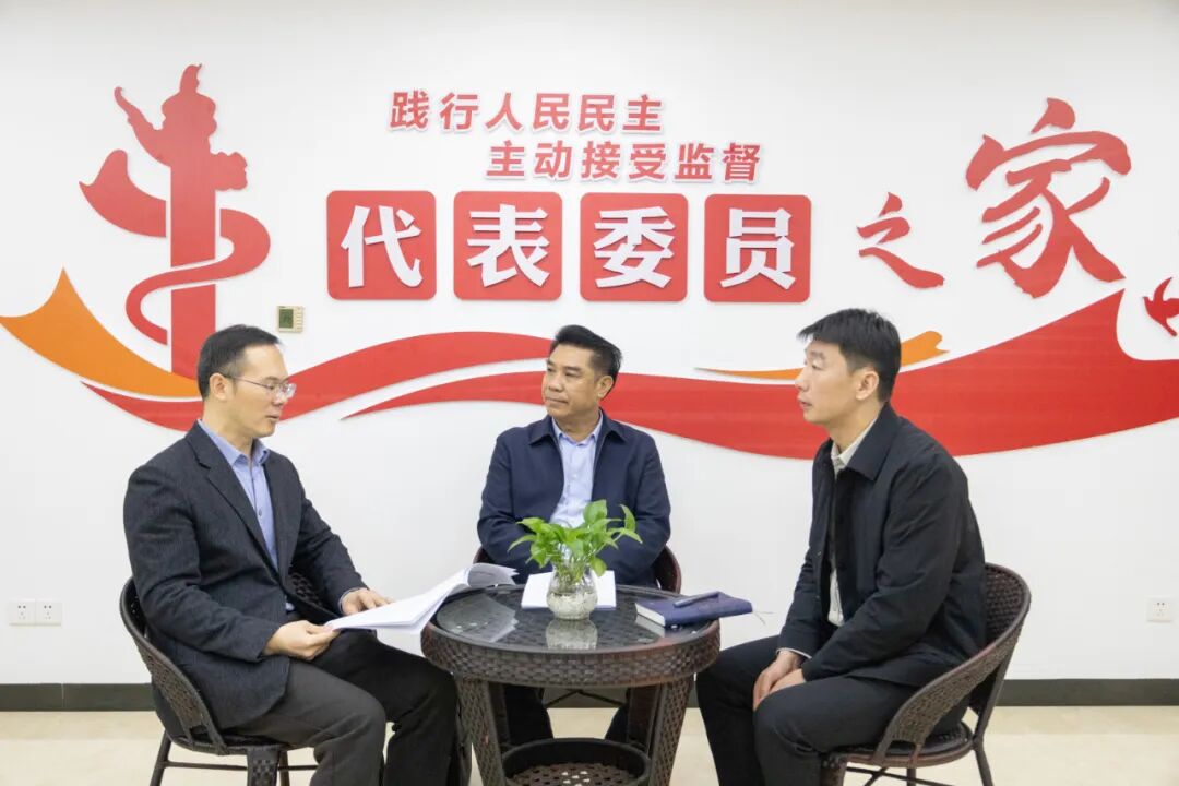 省人大代表走進宜章法院 建言獻策促發(fā)展