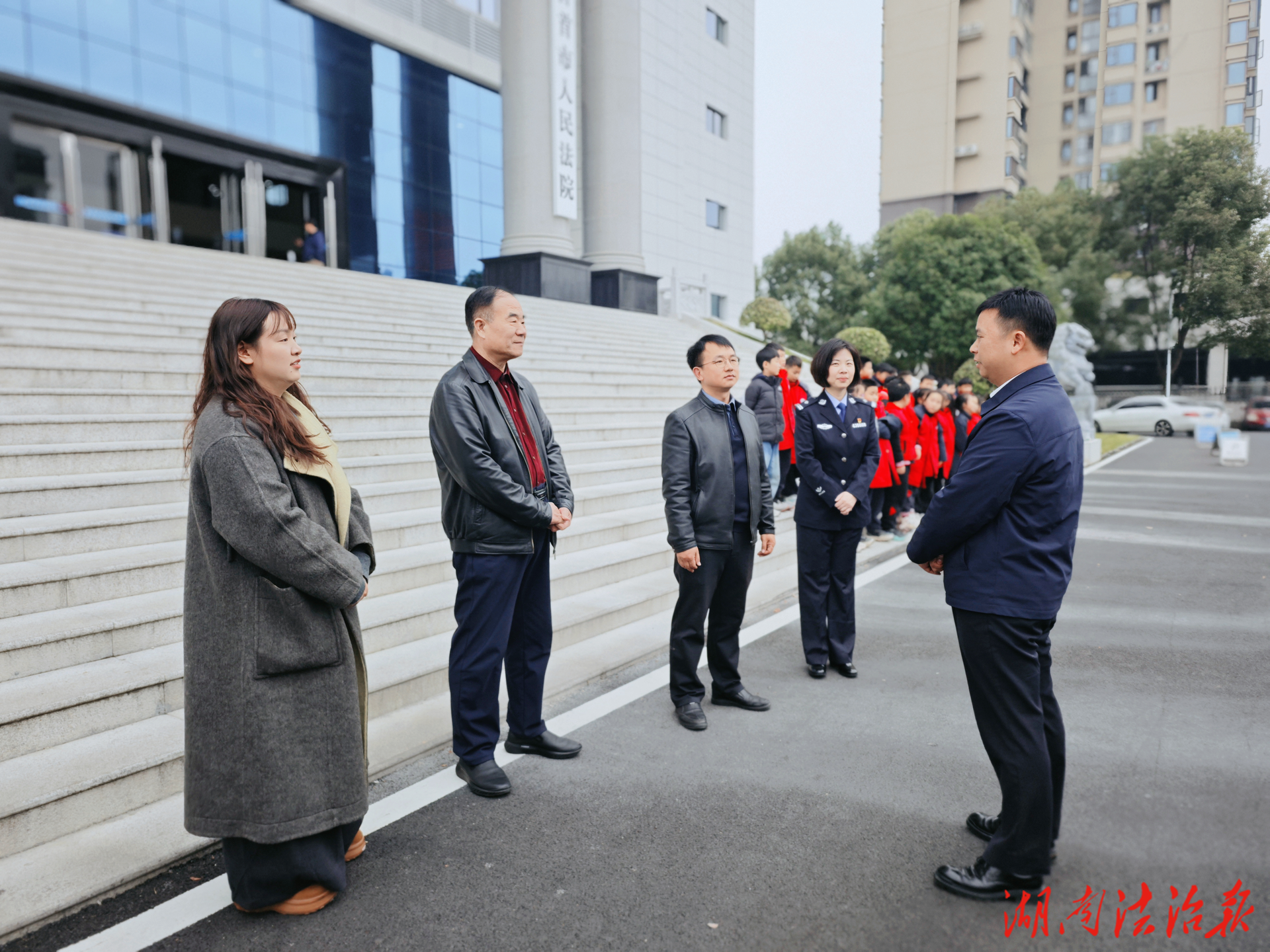 敞開正義之門 播撒法治種子 --吉首市法院邀請(qǐng)德雅小學(xué)師生體驗(yàn)?zāi)M法庭