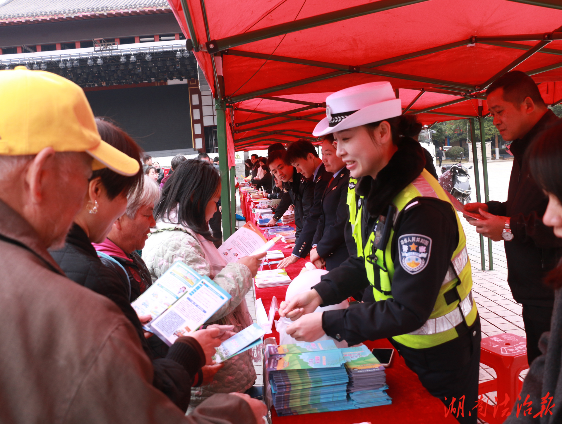 “宪法日”遇上“交通安全日”，广场安全课堂“有奖有料”！