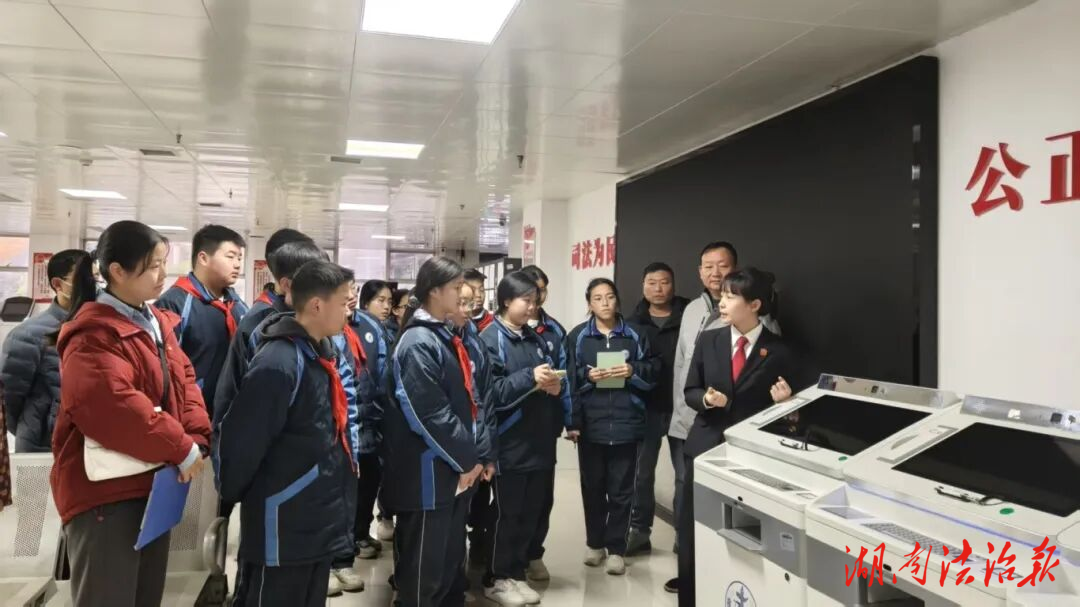 【憲法宣傳周】法潤青春 “憲”在啟航  —— 安化法院開展憲法宣傳活動