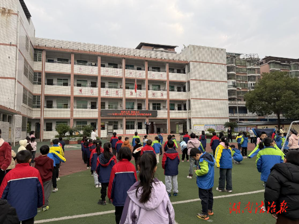 憲法陽光照童心，法治種子播心田  ——石鼓法院開展憲法日宣傳進校園活動