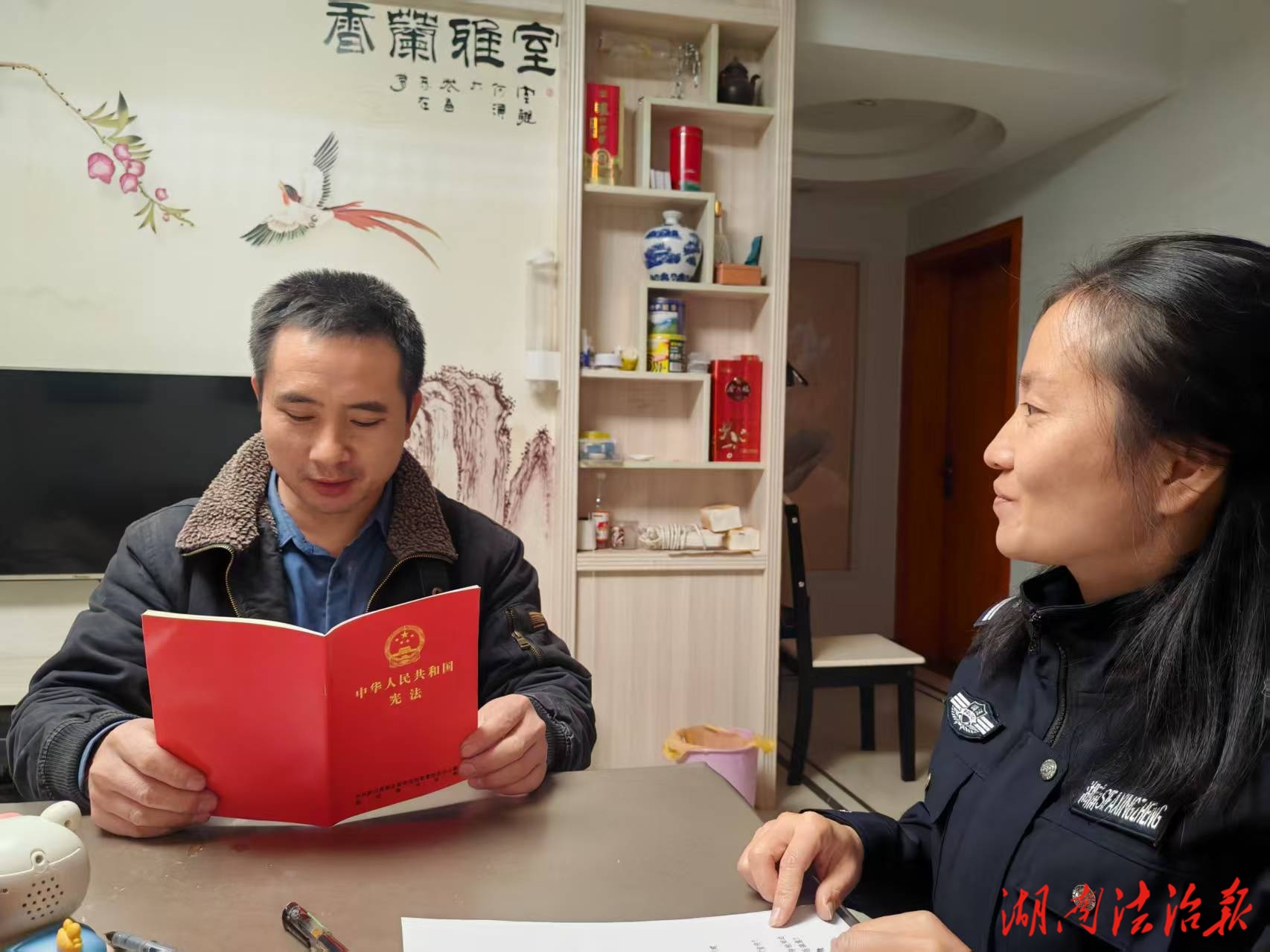 敲门送法暖民心 宪法精神入万家