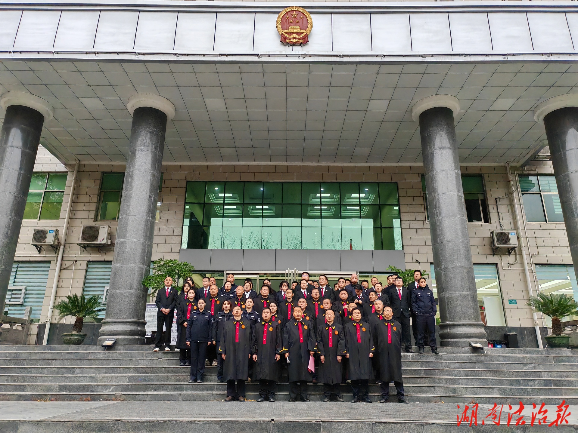 國(guó)家憲法日丨弘揚(yáng)憲法精神 筑牢法治信仰——瀘溪法院舉行升國(guó)旗暨憲法宣誓儀式