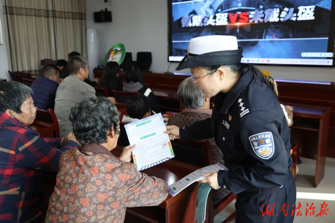 漣源交警深入青煙社區(qū)，解鎖122交通安全宣傳“接地氣”模式