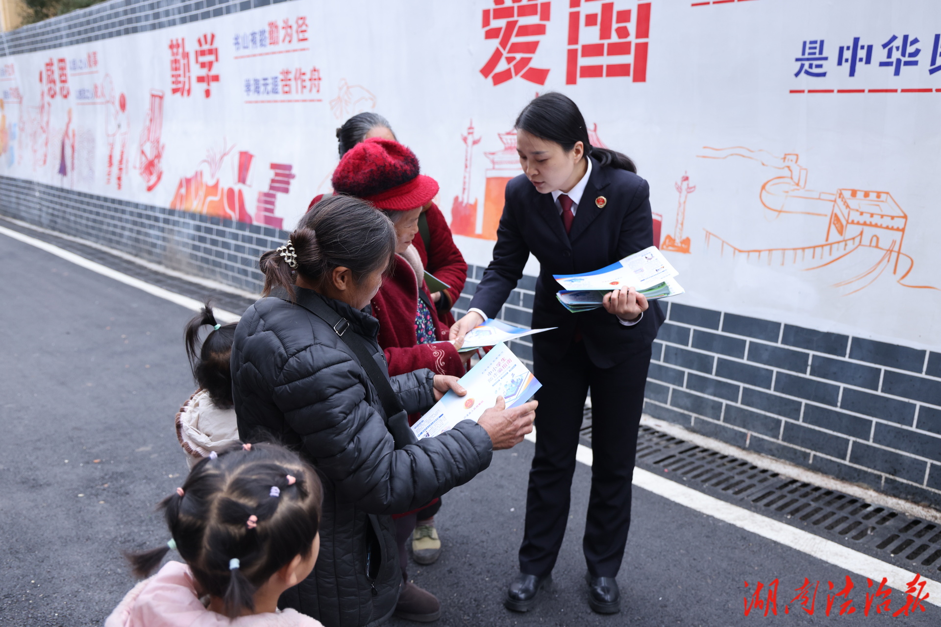 憲法護(hù)航 “未”愛護(hù)航  ——瀘溪縣檢察院“小橘子護(hù)未隊(duì)”下鄉(xiāng)送法暖民心