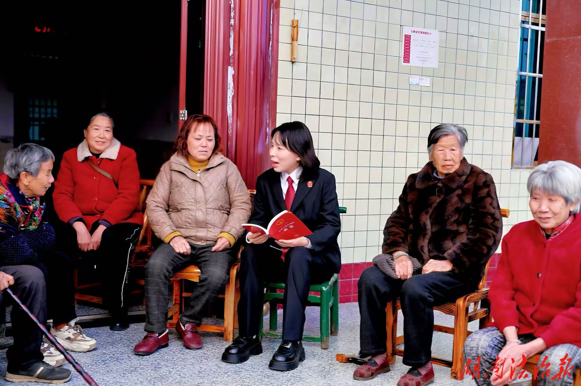 “法官們把法律講到了家門(mén)口”  ——珠暉區(qū)人民法院開(kāi)展國(guó)家憲法日宣傳活動(dòng)