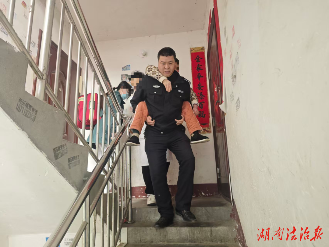 【桔城暖警】這一背，是平安的重量！