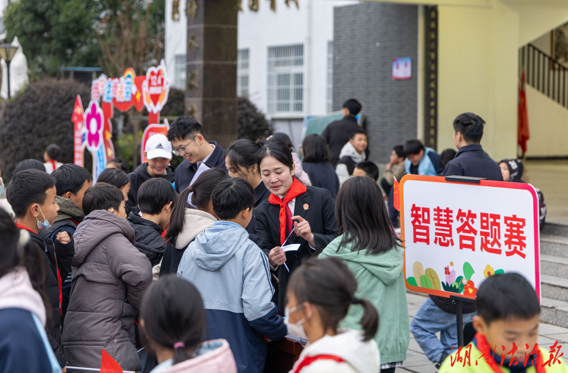憲法之光照武陵 法治護(hù)航暖民心 ——武陵源區(qū)人民法院開展憲法宣傳周活動