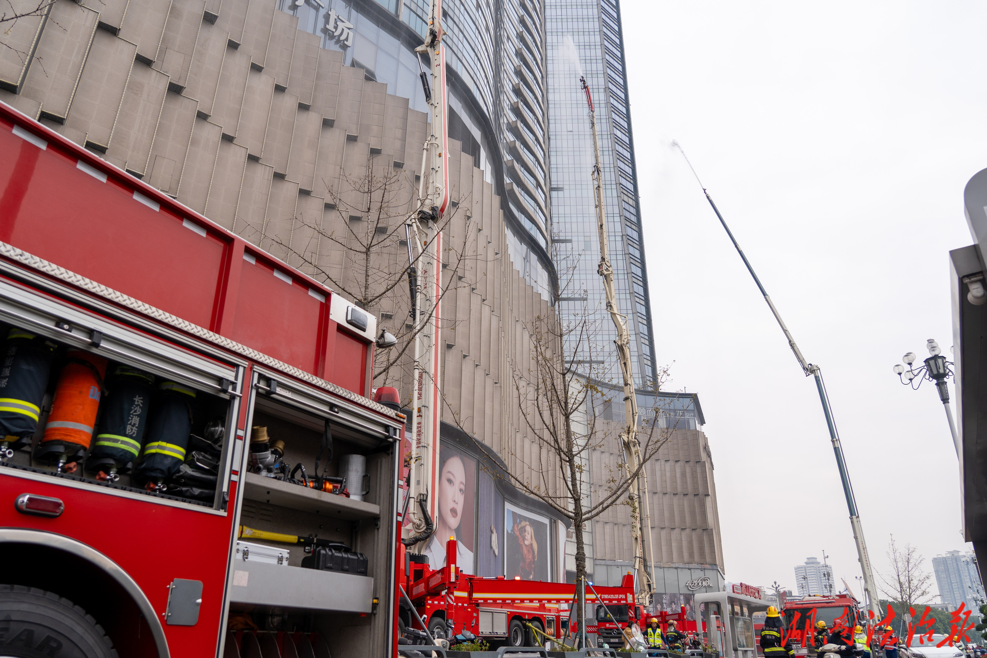 長沙市消防救援支隊(duì)在華遠(yuǎn)隆璽超高層住宅小區(qū)開展滅火救援實(shí)戰(zhàn)演練