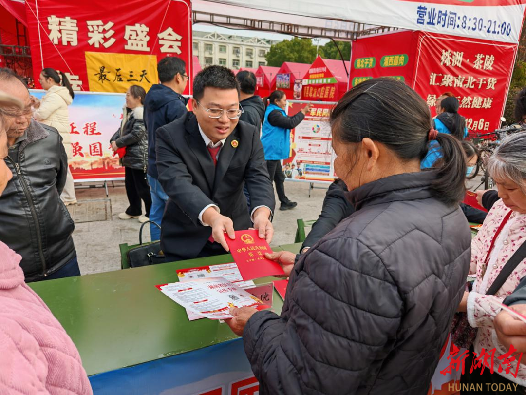 憲法宣傳融軍魂 法治服務(wù)暖民心