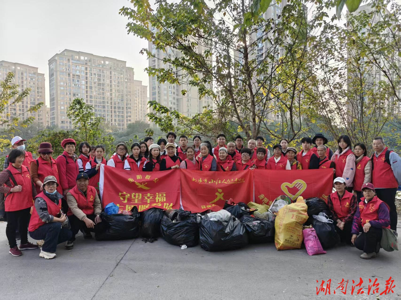 “河”我一起·守護(hù)母親河 衡陽志愿者為河道“煥新顏”