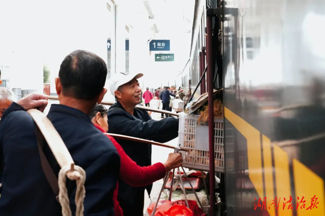 “小車廂”服務(wù)“大民生”——“楓橋?qū)Ａ小瘪側(cè)搿板\”蜜生活