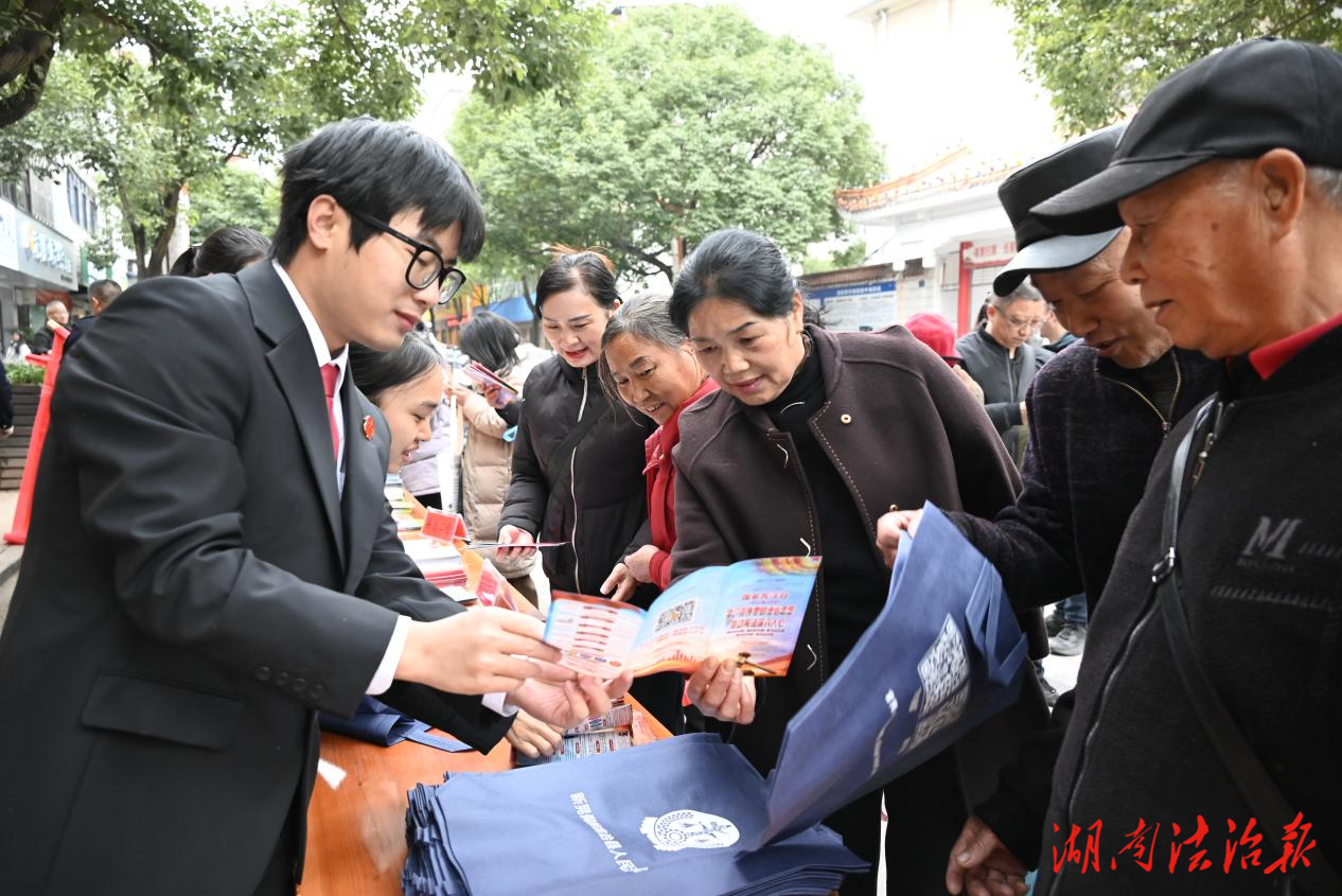 憲法宣傳進(jìn)集市 法治精神入人心——新晃法院開展國(guó)家憲法日普法宣傳活動(dòng)