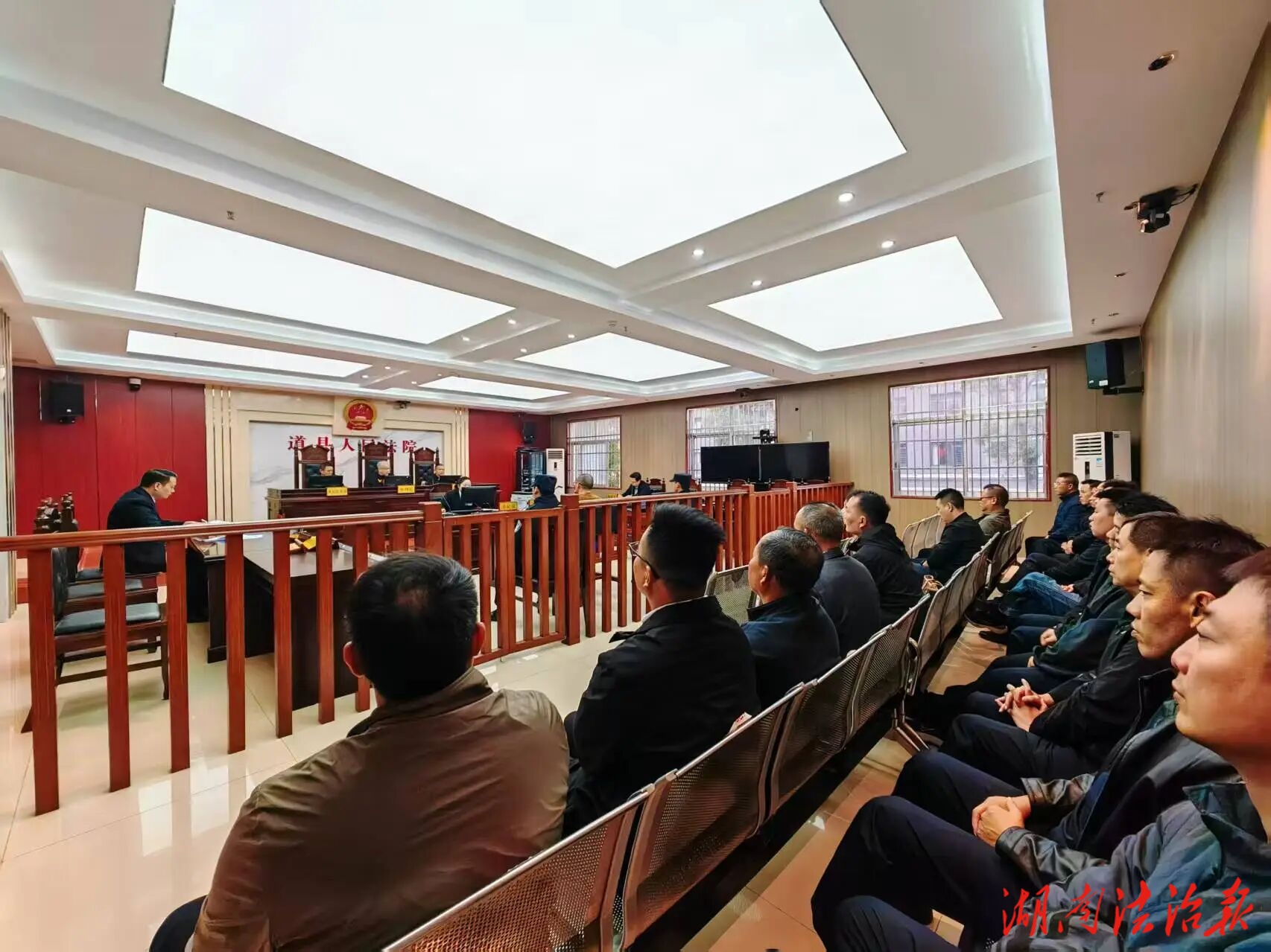 道縣公安局組織民警旁聽職務(wù)犯罪案件?庭審