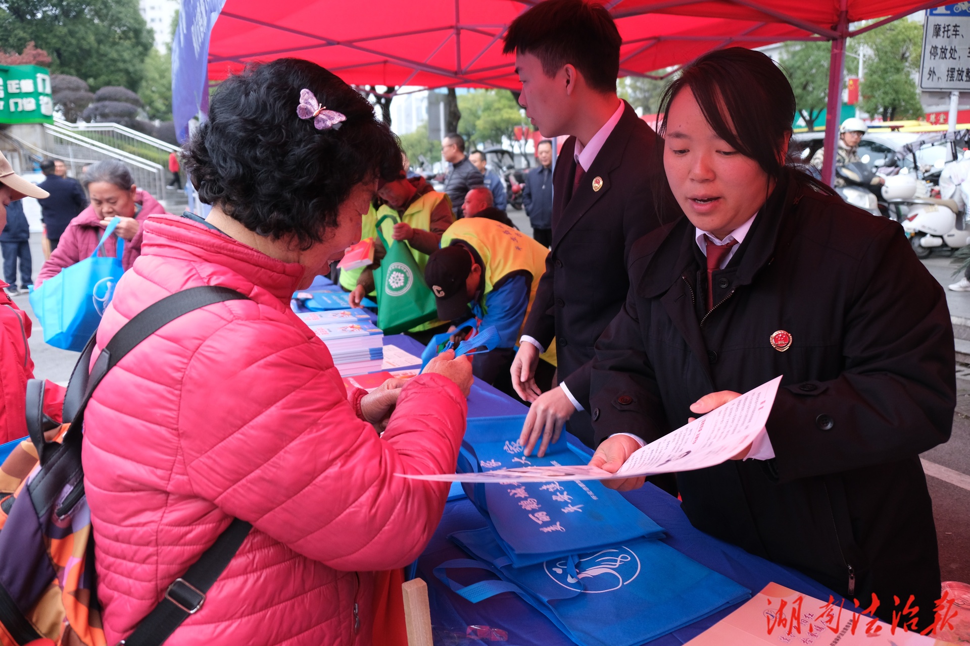 “憲”在行動(dòng)，“法”到身邊——鶴城檢察開展憲法宣傳活動(dòng)