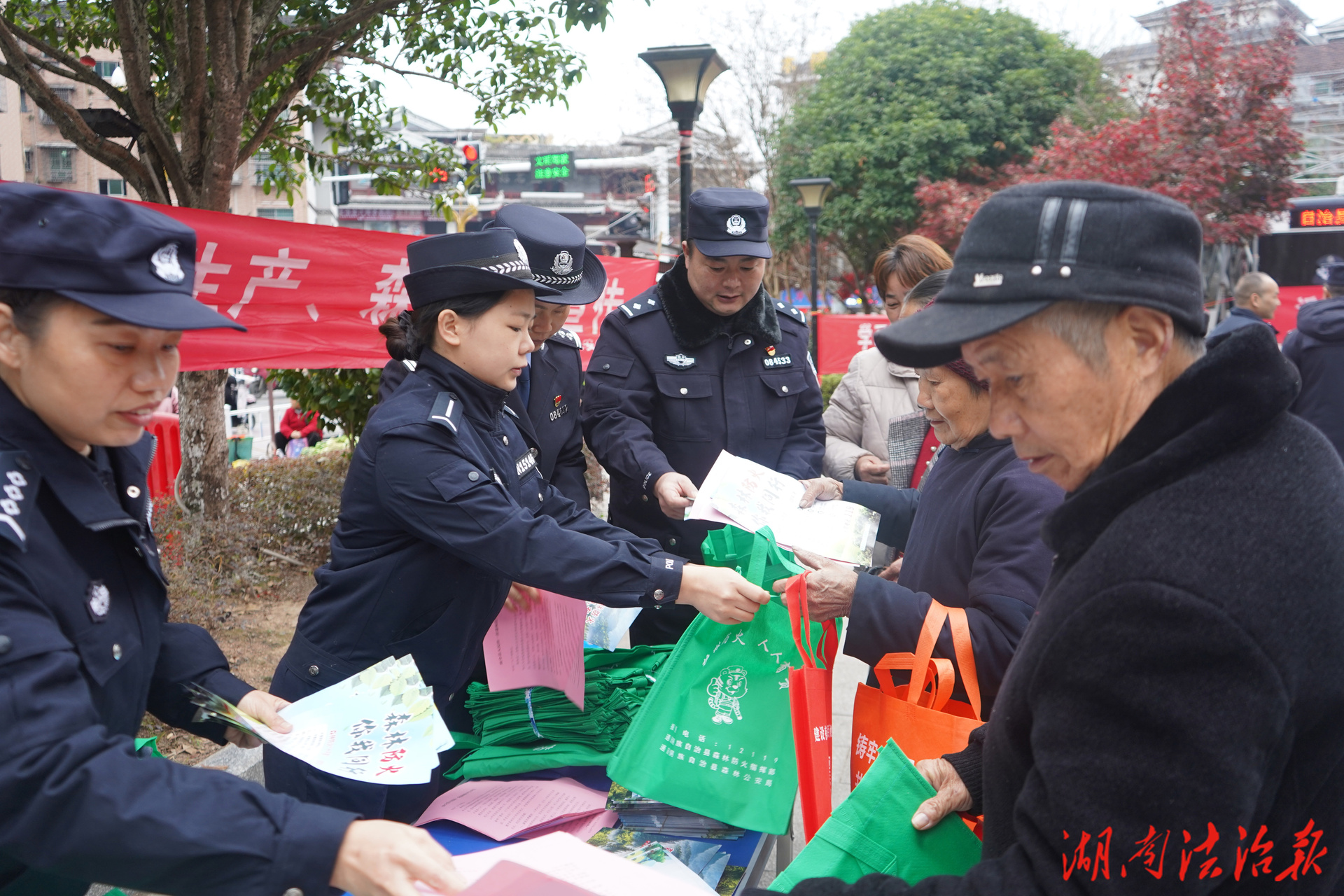 普法宣傳進(jìn)廣場(chǎng) 法治意識(shí)入民心——通道公安開展“12.4”國(guó)家憲法日集中普法宣傳活動(dòng)