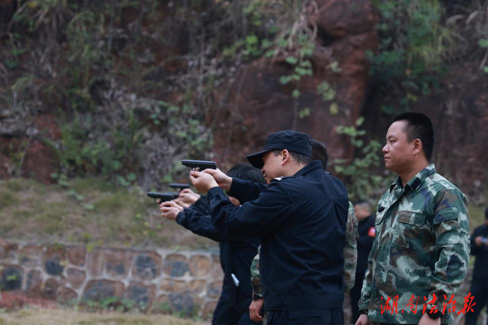 實(shí)彈強(qiáng)技能 靶場(chǎng)礪尖兵——芷江侗族自治縣人民檢察院開展實(shí)彈射擊訓(xùn)練