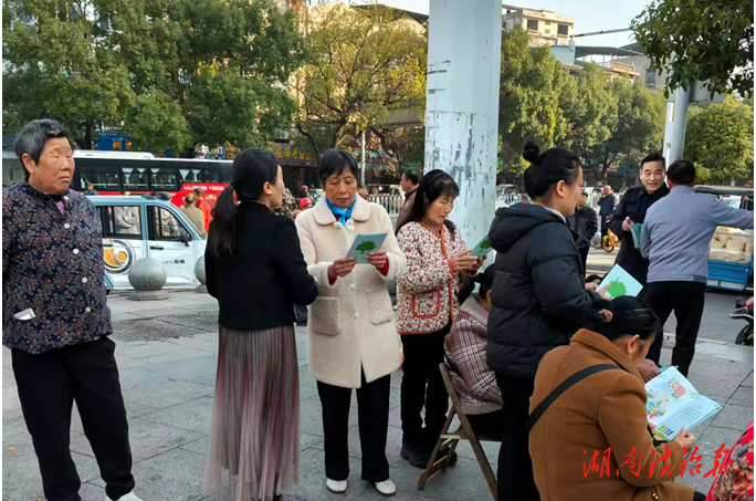 零陵區(qū)總工會(huì)開展“文明新風(fēng)進(jìn)廣場(chǎng)”主題宣傳活動(dòng)