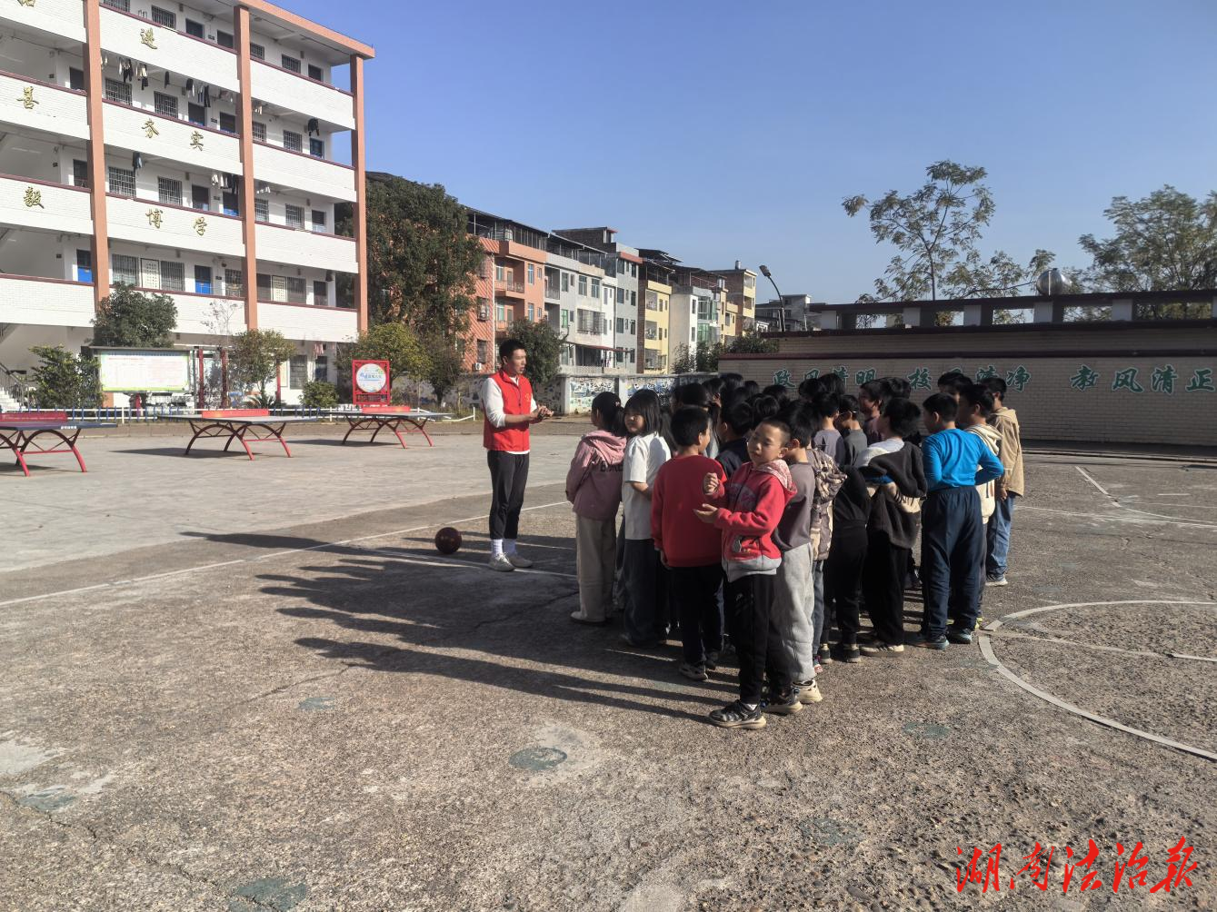 衡陽市六中開展“藝術(shù)童伴”送教下鄉(xiāng)活動