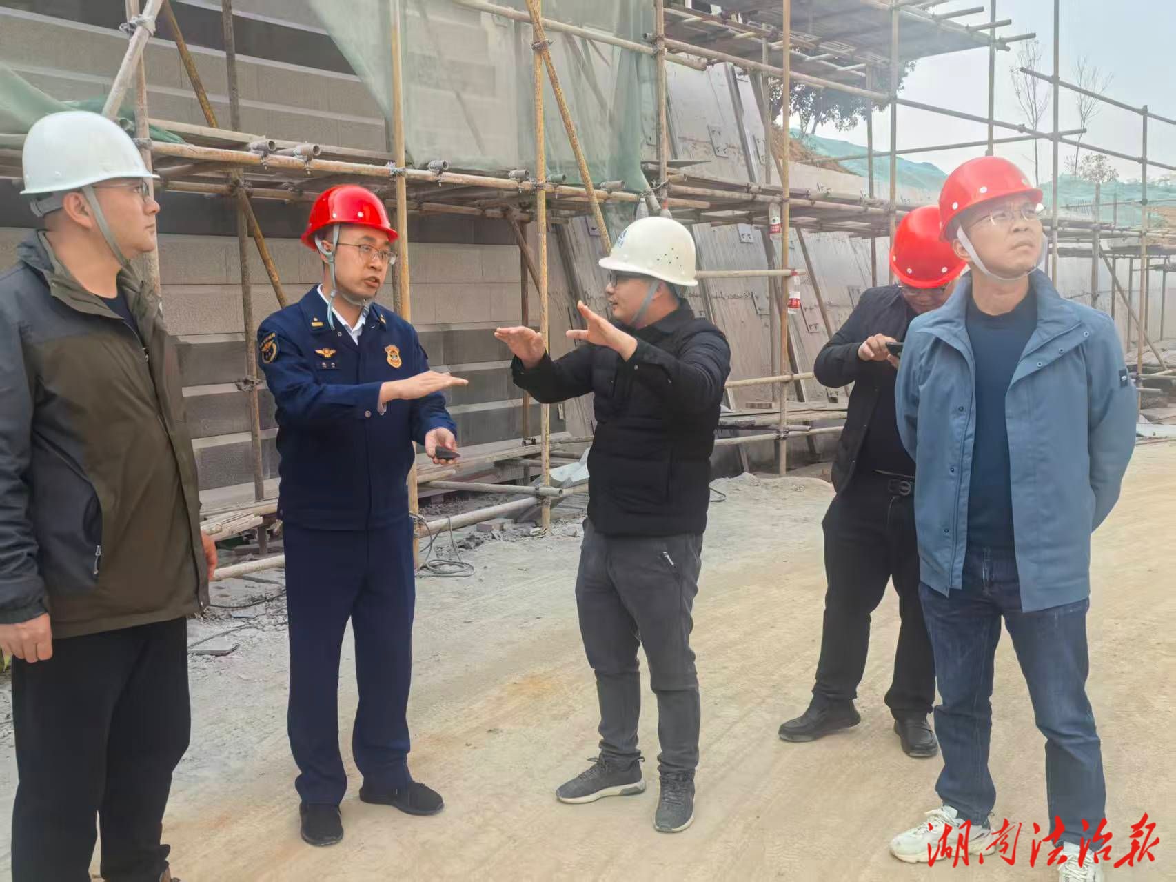 北塔大隊(duì)聯(lián)合多部門開展公共娛樂場(chǎng)所消防應(yīng)急演練