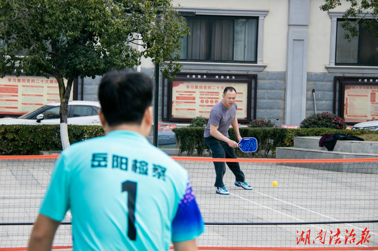 一起揮拍，點(diǎn)燃高光時(shí)刻！ 云溪區(qū)檢察院首屆匹克球賽火熱開場(chǎng)