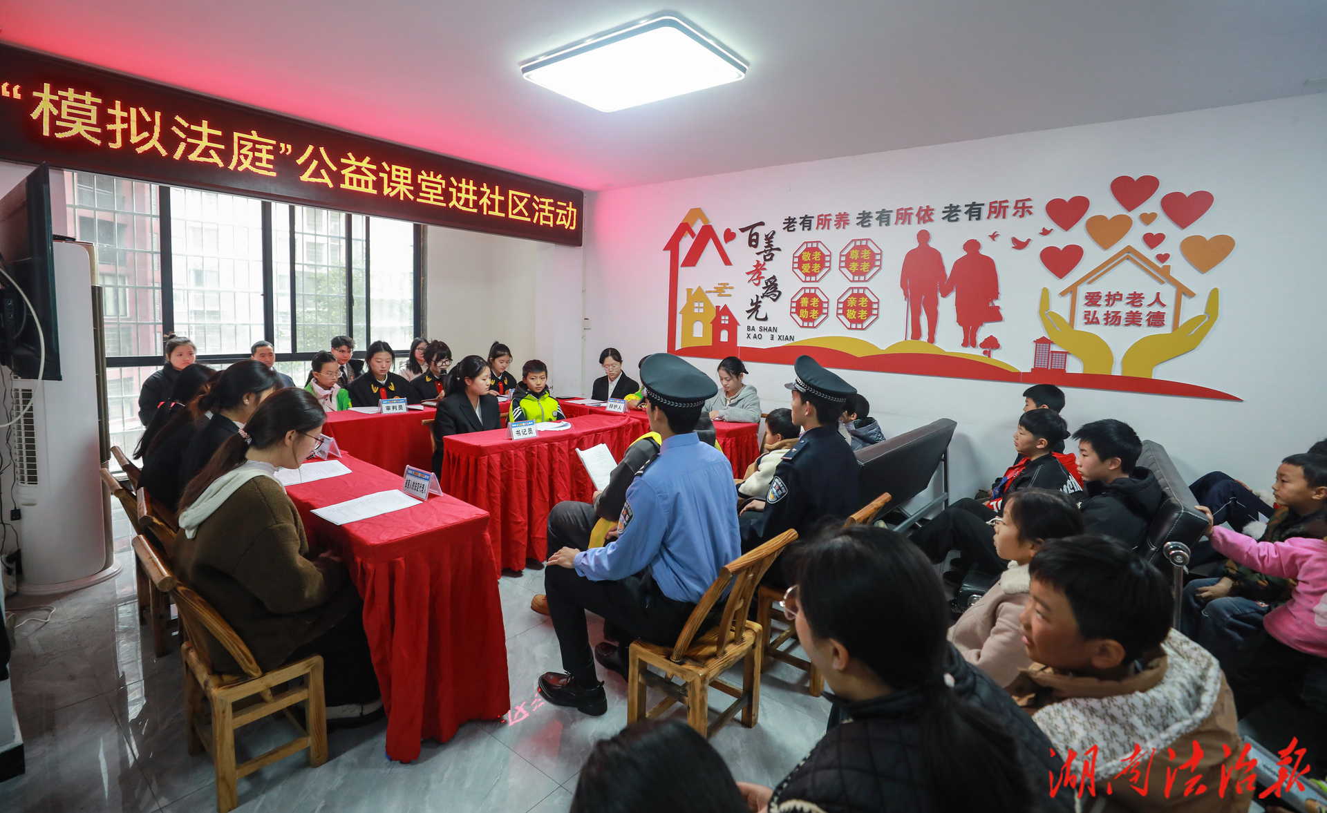 “沉浸式”模擬法庭“開”進(jìn)安置區(qū)     這堂法治公開課“走新”更“入心”? ——部門聯(lián)動(dòng)開展“模擬法庭進(jìn)社區(qū)”公益普法活動(dòng)