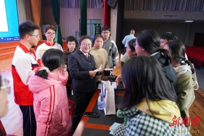 檢察官為學(xué)生剖析身邊的法與險(xiǎn)