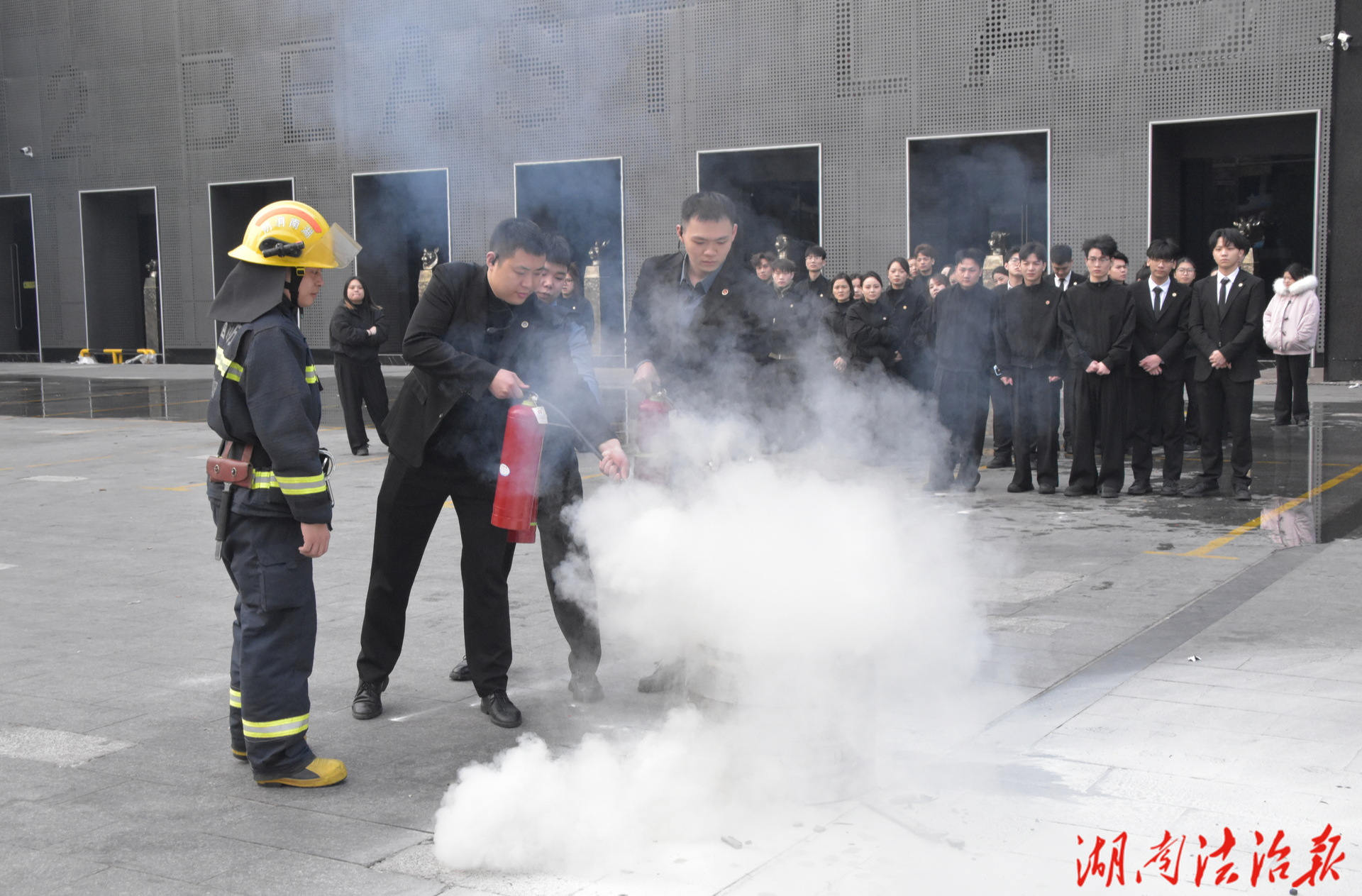 北塔大隊聯合多部門開展公共娛樂場所消防應急演練