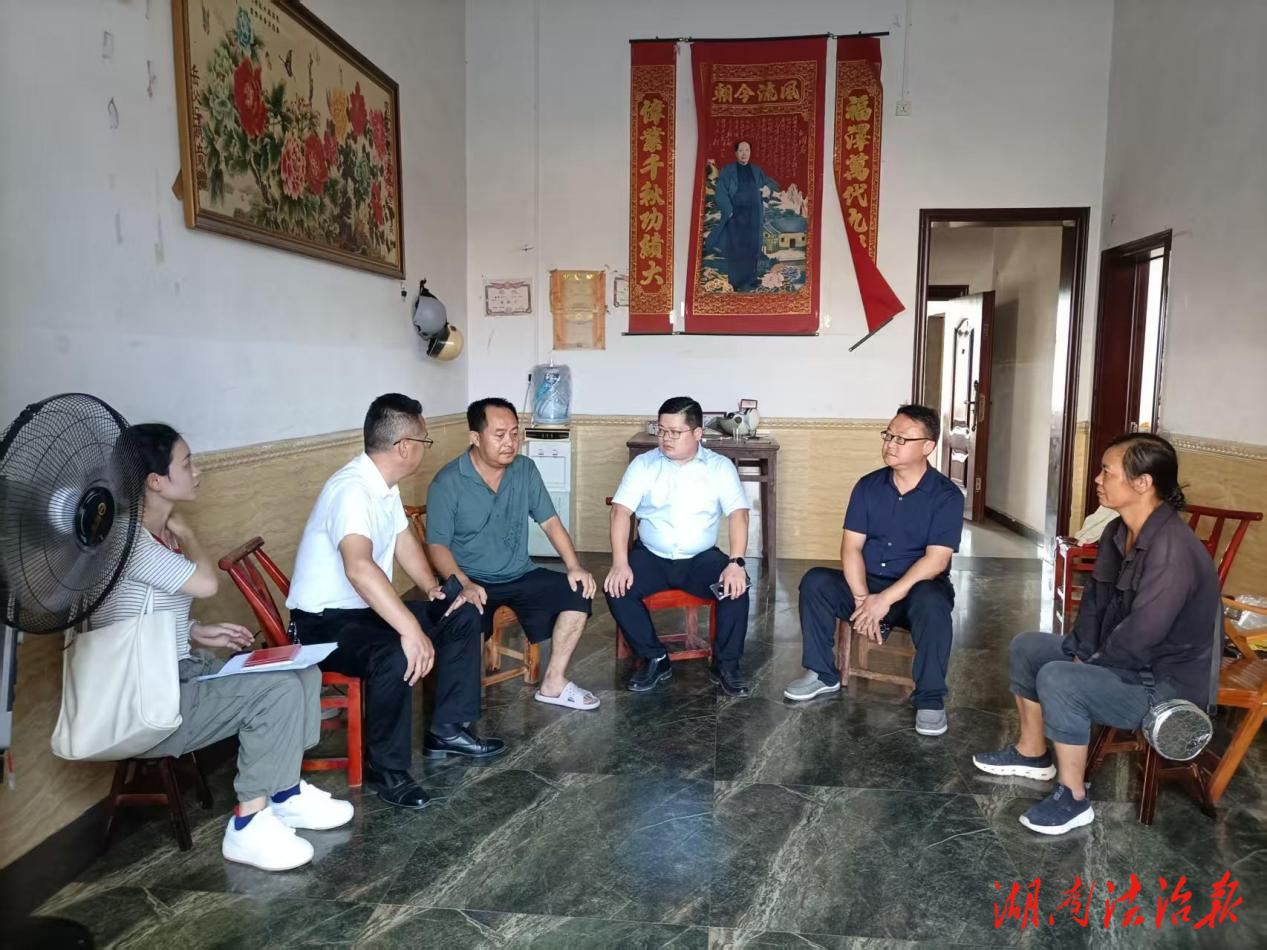 麻陽檢察院檢察長深入巖門鎮走訪慰問幫扶對象