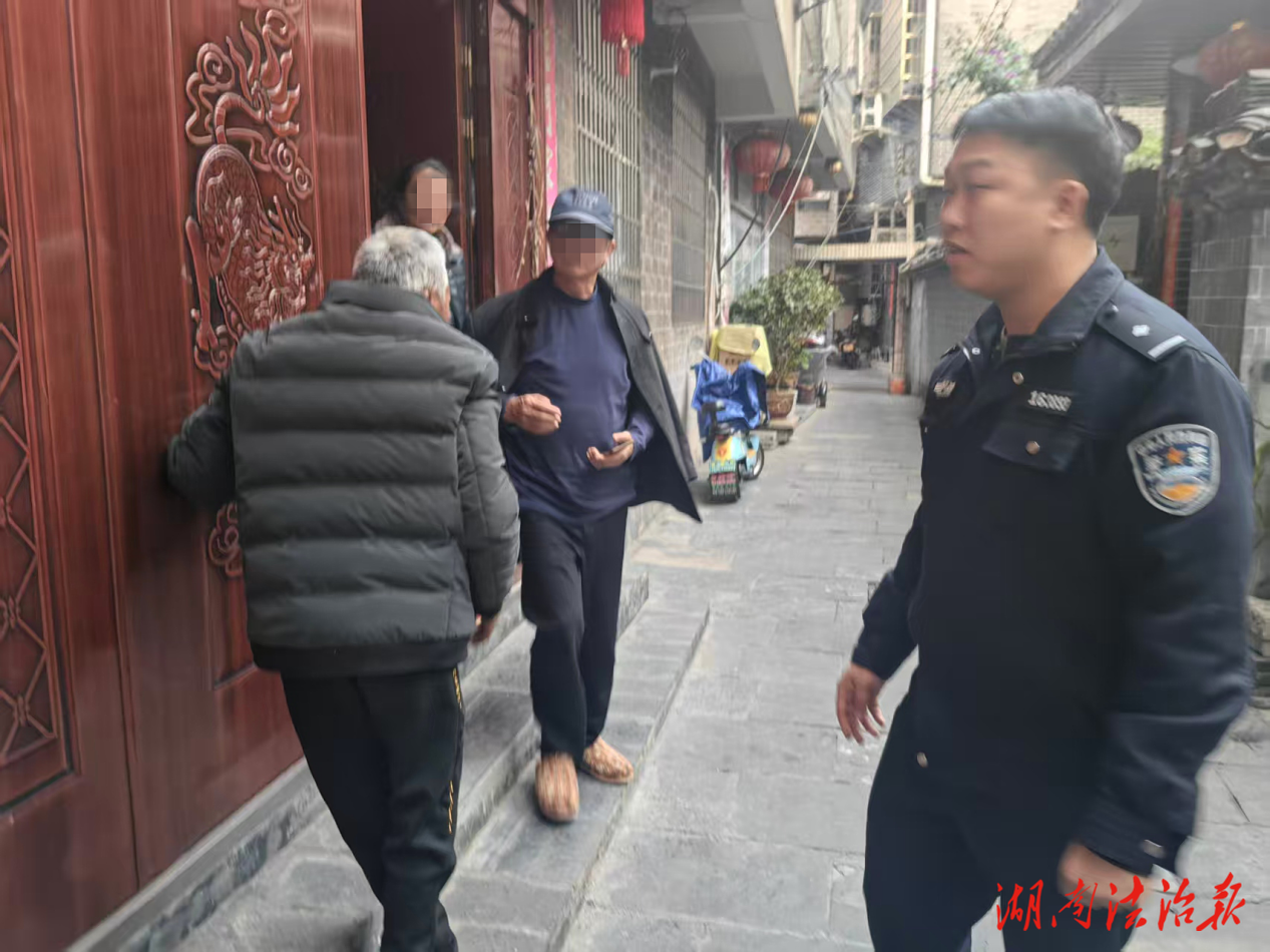 暖心解民憂 民警送行動不便老人平安歸家