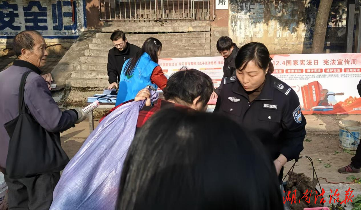 趕圩日子學(xué)憲法  法治意識(shí)入民心——枧頭司法所聯(lián)合多部門(mén)開(kāi)展憲法宣傳活動(dòng)