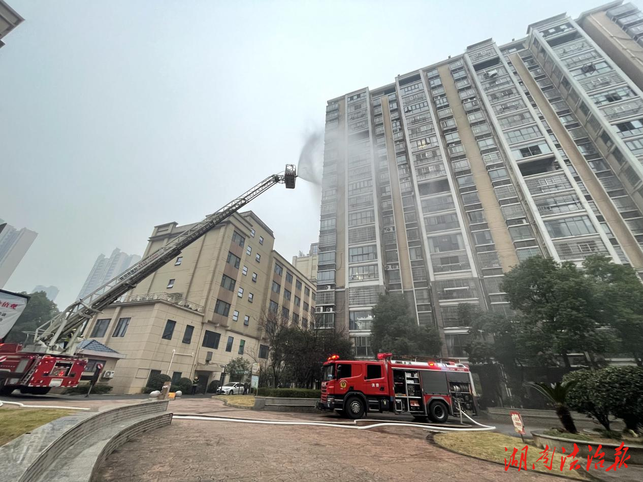 資陽(yáng)區(qū)消防救援大隊(duì)組織開(kāi)展高層建筑滅火救援實(shí)戰(zhàn)演練