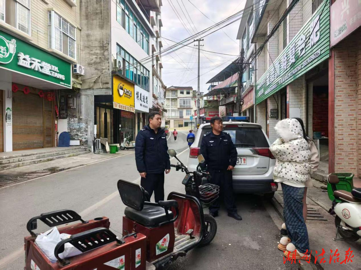 龍山縣公安局召市派出所：交通勸導(dǎo)“小行動(dòng)” 守護(hù)出行“大安全”