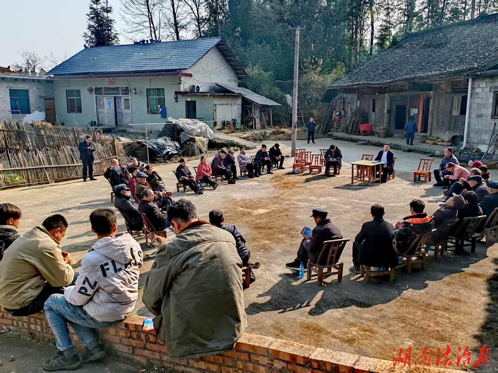 院壩宣講傳黨音  凝心聚力興鄉(xiāng)村 ——花垣縣委政法委赴貓兒鄉(xiāng)豆子村宣講黨的二十屆四中全會精神