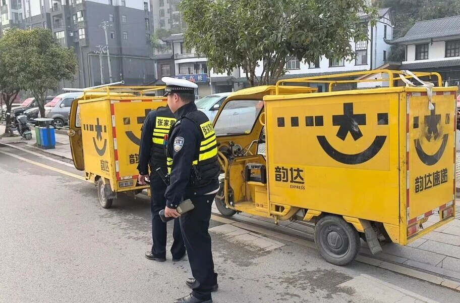 零容忍！桑植公安交警對(duì)快遞車(chē)輛安全隱患“亮劍”