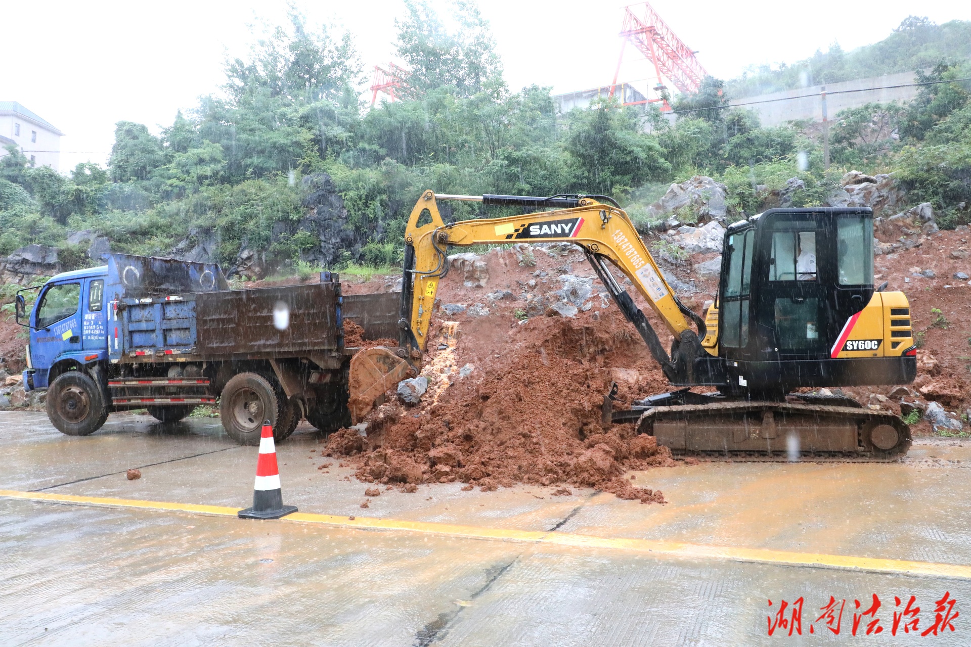 新田：多部門聯(lián)合開展2025年汛期公路安全風(fēng)險(xiǎn)管控專項(xiàng)演練