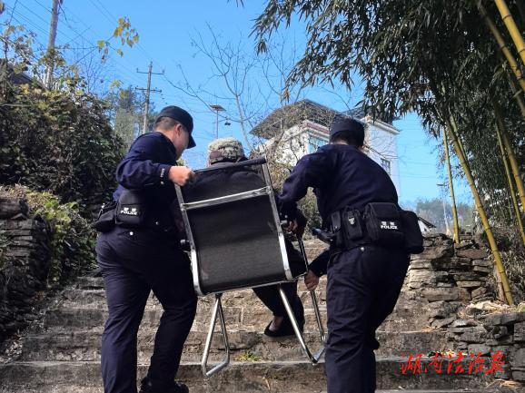 背著國(guó)徽去開(kāi)庭｜鳳凰法院：入村開(kāi)庭，讓行動(dòng)不便者“零跑腿”