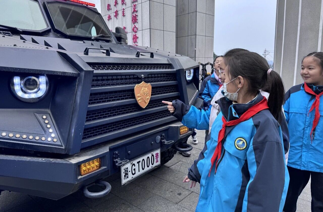 法治護(hù)航 + 實(shí)戰(zhàn)演練，永定公安為校園安全筑牢 “銅墻鐵壁”