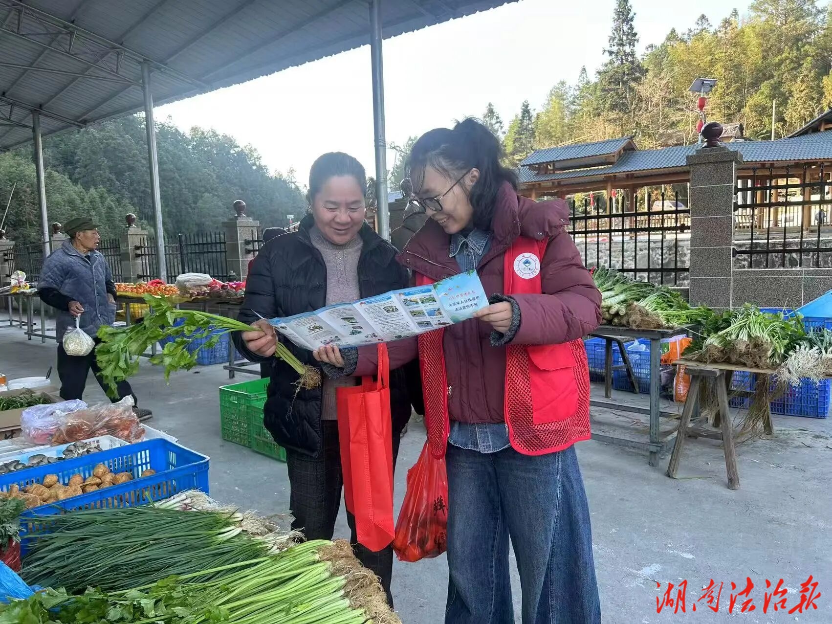 藍山縣荊竹瑤族鄉(xiāng)：集市“趕場”學(xué)法律 “利劍護蕾”護成長