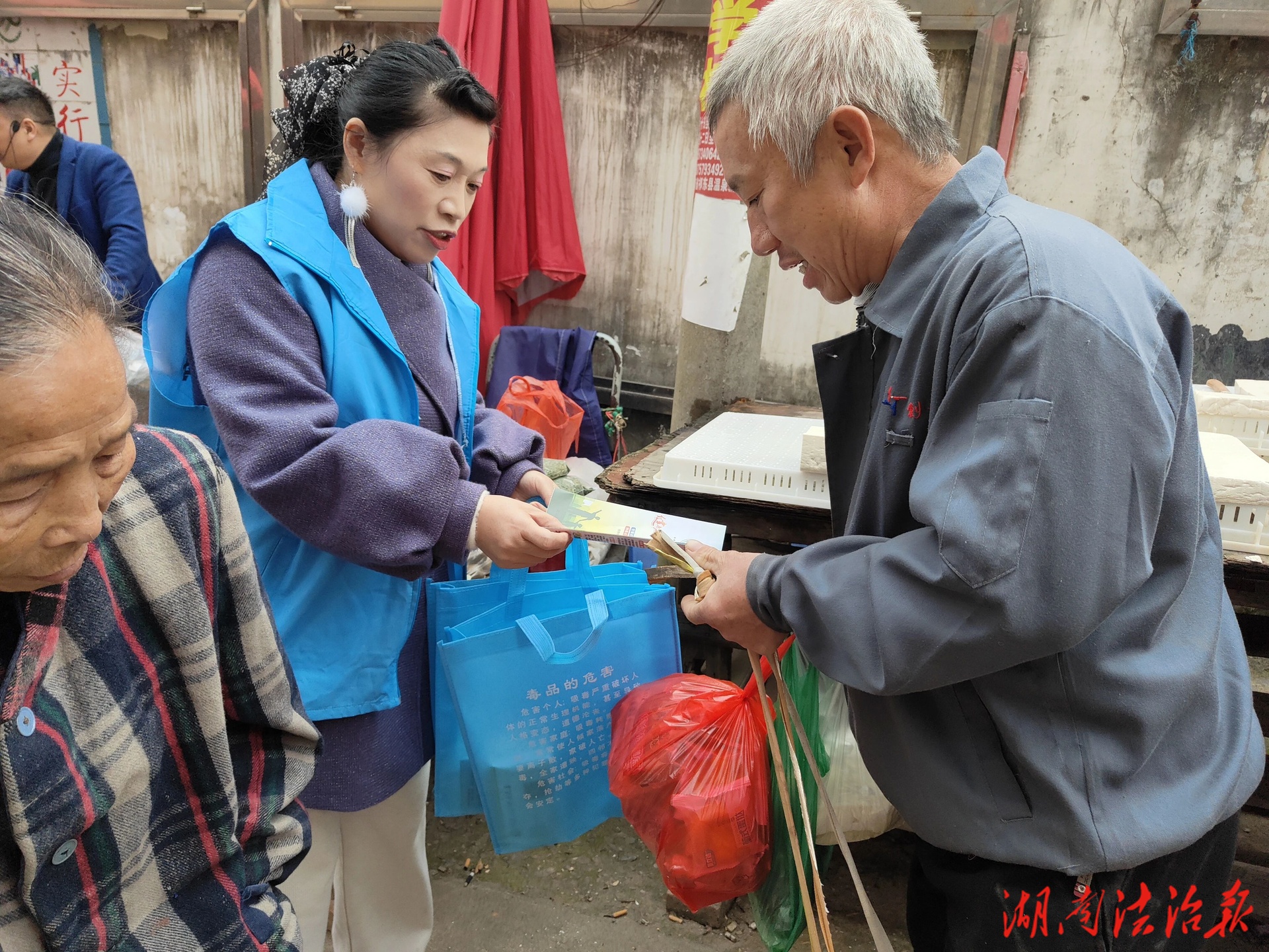 藍(lán)山縣祠堂圩鎮(zhèn)：禁毒宣傳進(jìn)集市入鄉(xiāng)村 筑牢基層“防毒墻”