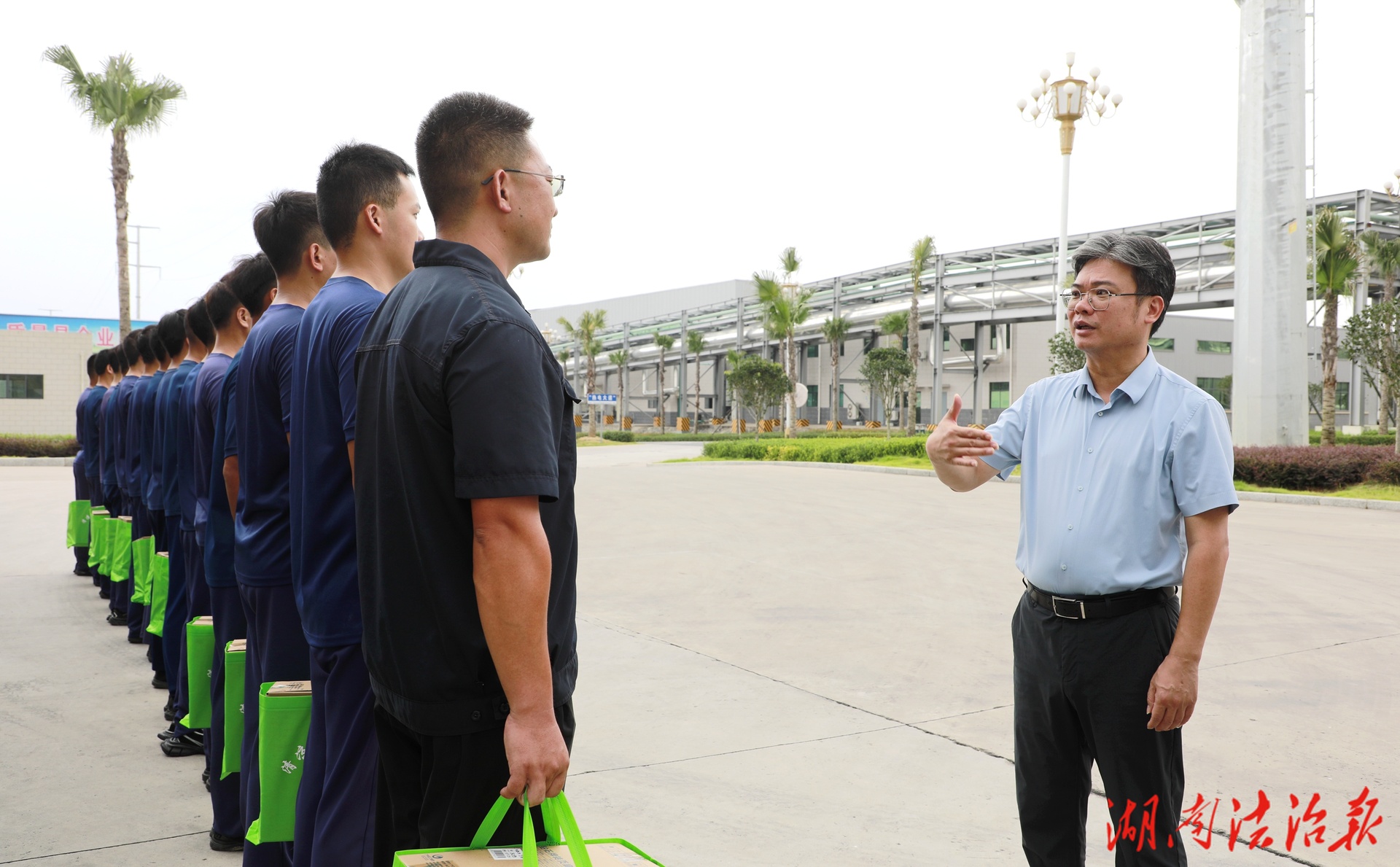 陳雄深入一線開展“送清涼”走訪慰問活動