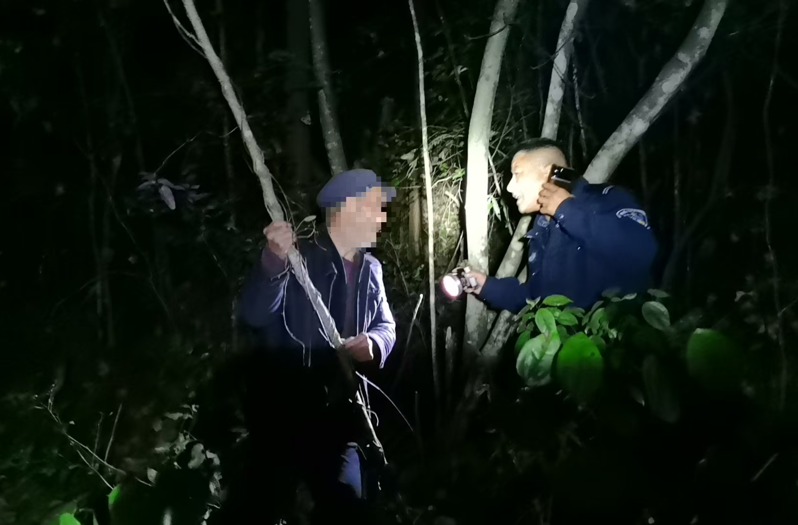 寒夜深山紧急搜救！桑植警方7小时寻回走失老人