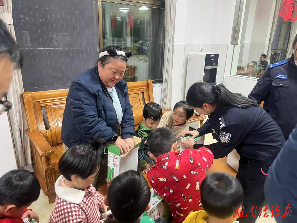 慈爱护航，法治相伴 ——吉首市公安局开展关爱下一代公益行动