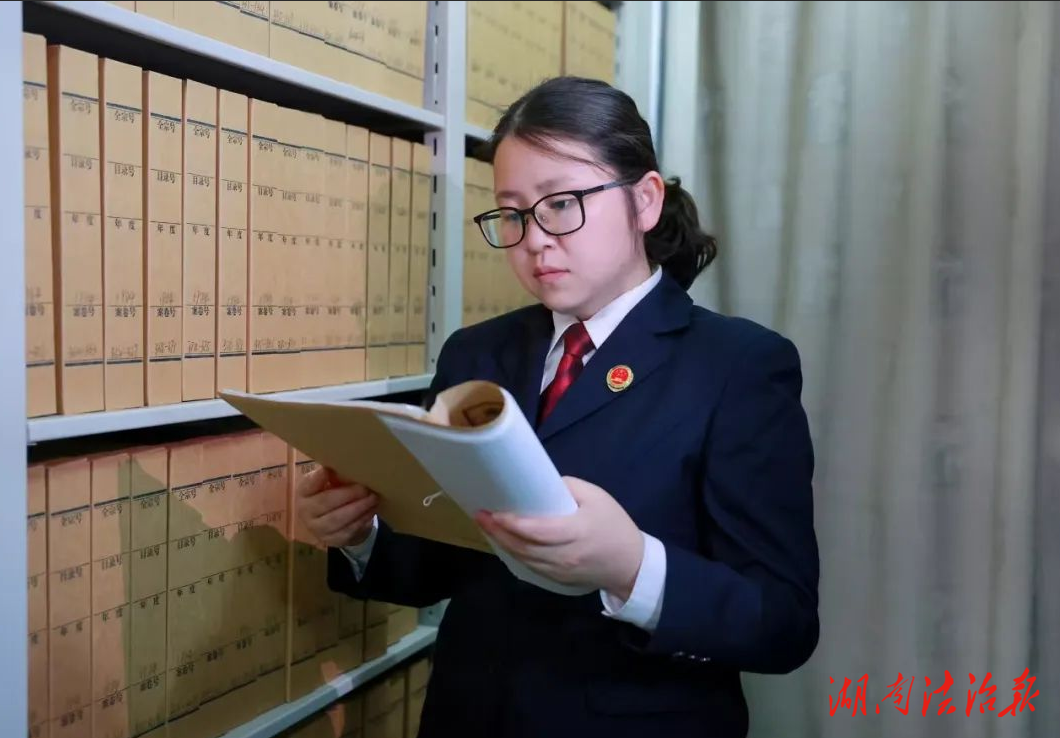 扎根刑检一线的她 以 “阳光下” 之名冲锋在前——记凤凰县人民检察院检察委员会专职委员谭政华