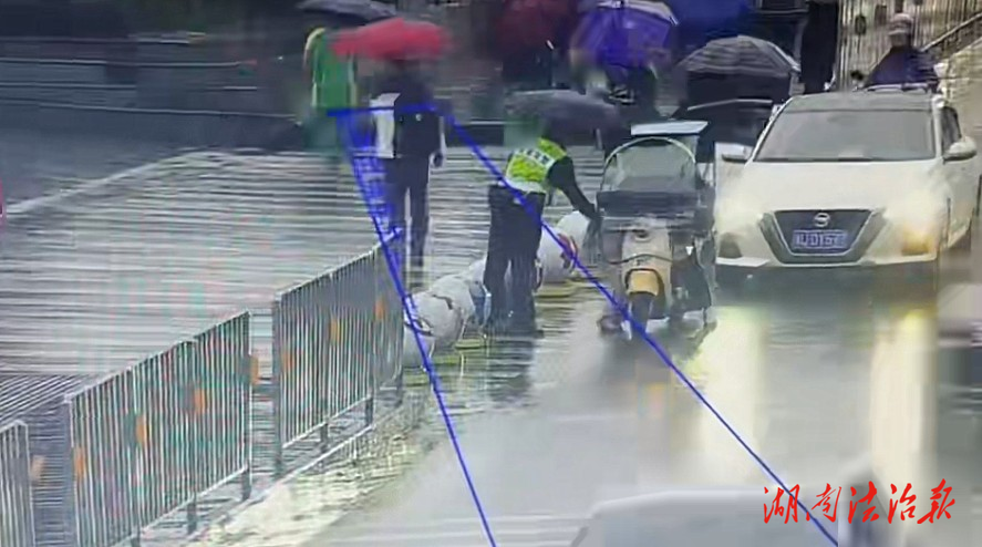 吉首交警全员下沉 高峰保畅护平安